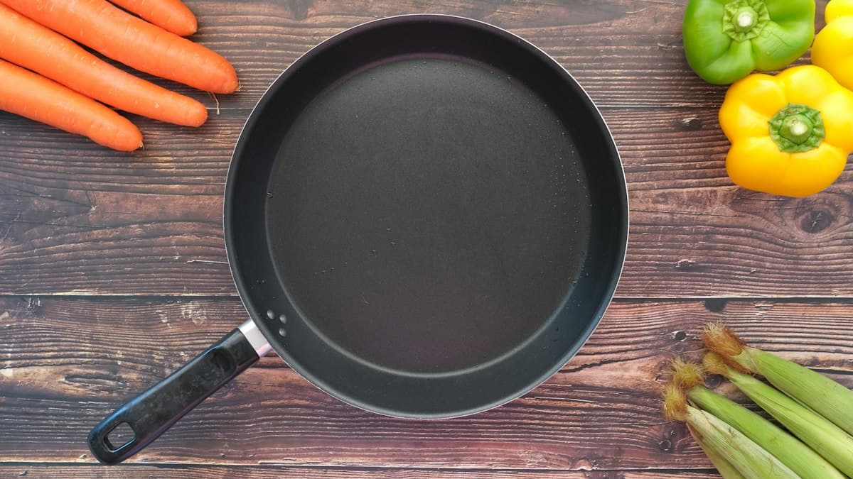 Nonstick, Stainless, or Cast Iron: Which Pan Actually Suits Your Olive Oil?