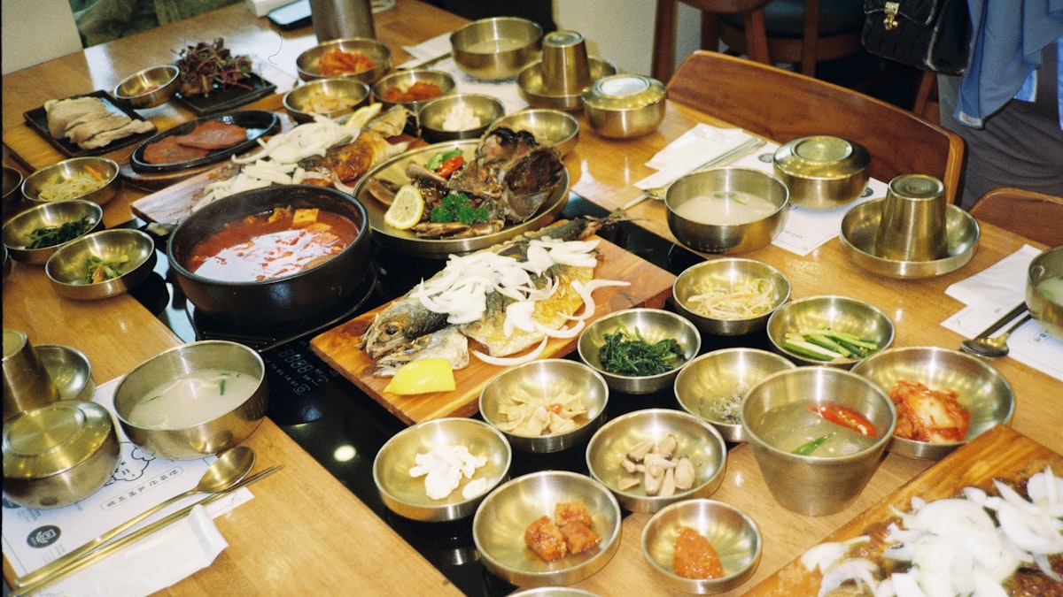 복날 삼계탕 식탁 위에 올리브오일 한 병이 놓인 장면