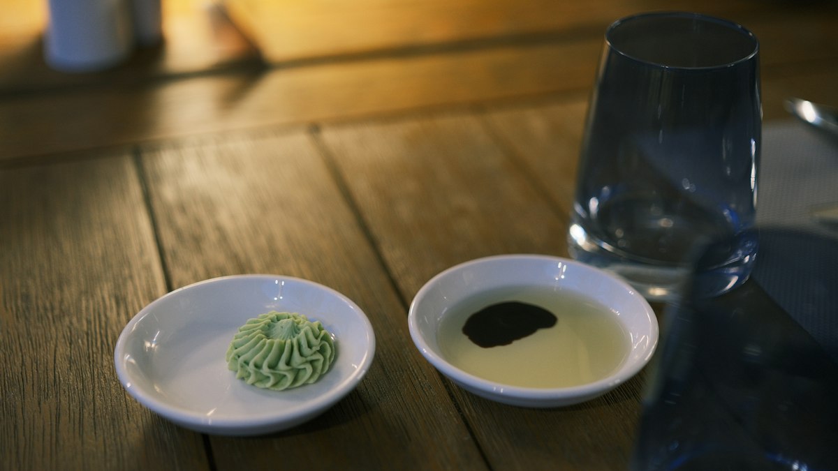 올리브오일 홈 테이스팅 세팅 — 잔과 조명